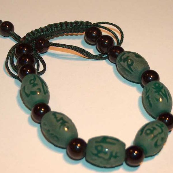 Arm Mala Schmuck grün mit Gravur